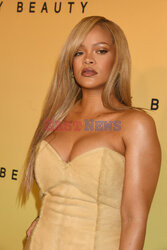 Rihanna x Fenty promuje nowy produkt kosmetyczny