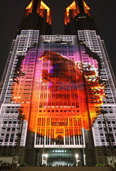 Godzilla na budynku w Tokio