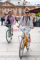 Magdalena Boczarska i Mateusz Banasiuk na rowerowej przejażdżce w Krakowie