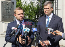 Konferencja prasowa Suwerennej Polski przed Ministerstwem Sprawiedliwości