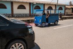 Wynalazca z Burundi zbudował samochód na baterie słoneczne