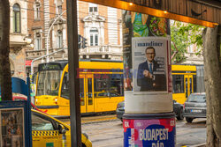 Kontrowersyjne plakaty z premierem Morawieckim na ulicach Budapesztu