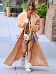 Rita Ora w długim, beżowym płaszczu