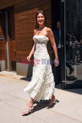 Bella Hadid w białej sukience