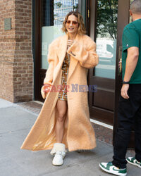 Rita Ora w długim, beżowym płaszczu