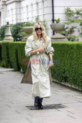 Sienna Miller w płaszczu kolekcji Victoria Beckham x Mango