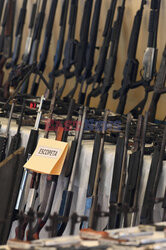 Policja Hondurasu prezentuje skonfiskowaną broń