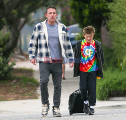 Ben Affleck odprowadza syna do szkoły