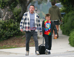 Ben Affleck odprowadza syna do szkoły
