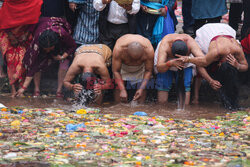 Kąpiel w świętym stawie z okazji Dnia Matki w Katmandu