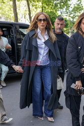 Jennifer Lopez w długim, stylowym płaszczu w Paryżu