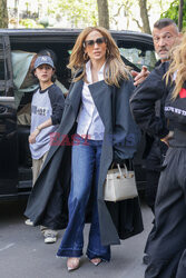 Jennifer Lopez w długim, stylowym płaszczu w Paryżu