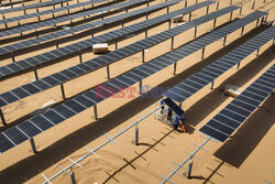 Montaż paneli słonecznych w chińskiej bazie energetycznej