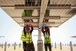 Montaż paneli słonecznych w chińskiej bazie energetycznej