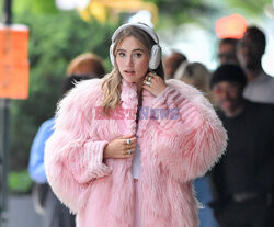 Suki Waterhouse kręci reklamówkę w różowym futrze