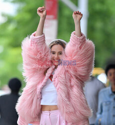 Suki Waterhouse kręci reklamówkę w różowym futrze