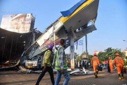 Zawalenie billboardu podczas burzy w Mumbaju