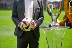 Maskotka i trofeum Euro 2024