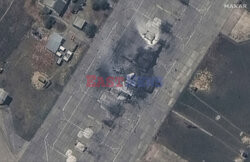 Zniszczony magazyn paliwa w bazie lotniczej na Krymie