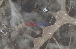 Zniszczony magazyn paliwa w bazie lotniczej na Krymie
