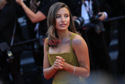 Julia Wieniawa na Czerwonym Dywanie w Cannes