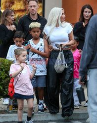 Kim i Khloe z dziećmi