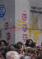 Protest klimatyczny przed siedzibą firmy Total  w Paryżu