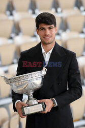 Carlos Alcaraz pozuje z Pucharem Rolanda Garros