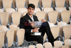 Carlos Alcaraz pozuje z Pucharem Rolanda Garros