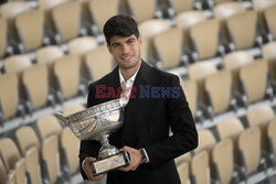 Carlos Alcaraz pozuje z Pucharem Rolanda Garros