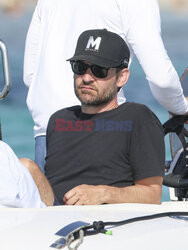 Leonardo DiCaprio i Tobey Maguire z przyjaciółmi i dziewczynami na Ibizie