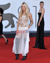 Sienna Miller w naked dress na czerwonym dywanie