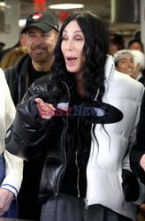 Cher dziękuje wolontariuszom z jadłodajni