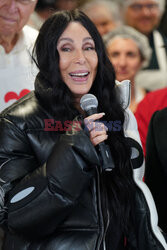 Cher dziękuje wolontariuszom z jadłodajni