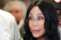 Cher dziękuje wolontariuszom z jadłodajni