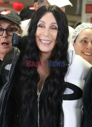 Cher dziękuje wolontariuszom z jadłodajni