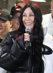 Cher dziękuje wolontariuszom z jadłodajni