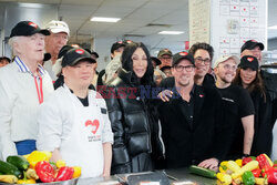 Cher dziękuje wolontariuszom z jadłodajni