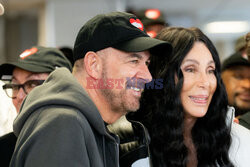 Cher dziękuje wolontariuszom z jadłodajni