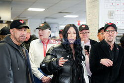 Cher dziękuje wolontariuszom z jadłodajni