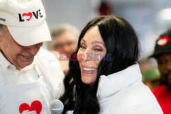 Cher dziękuje wolontariuszom z jadłodajni