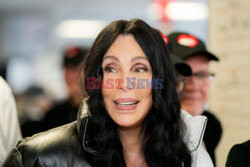 Cher dziękuje wolontariuszom z jadłodajni