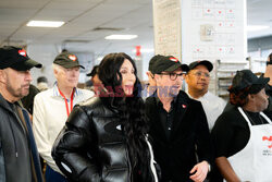 Cher dziękuje wolontariuszom z jadłodajni