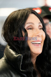 Cher dziękuje wolontariuszom z jadłodajni