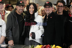 Cher dziękuje wolontariuszom z jadłodajni