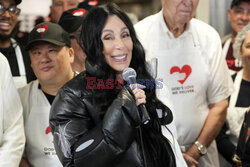 Cher dziękuje wolontariuszom z jadłodajni