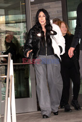 Cher dziękuje wolontariuszom z jadłodajni