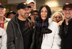 Cher dziękuje wolontariuszom z jadłodajni