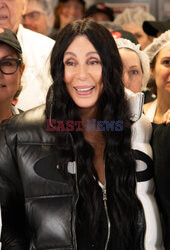 Cher dziękuje wolontariuszom z jadłodajni