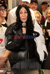 Cher dziękuje wolontariuszom z jadłodajni